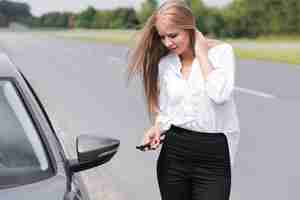 Kostenloses Foto frau, welche die türen des autos schließt