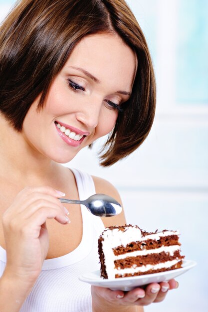 Frau wird einen süßen Kuchen essen