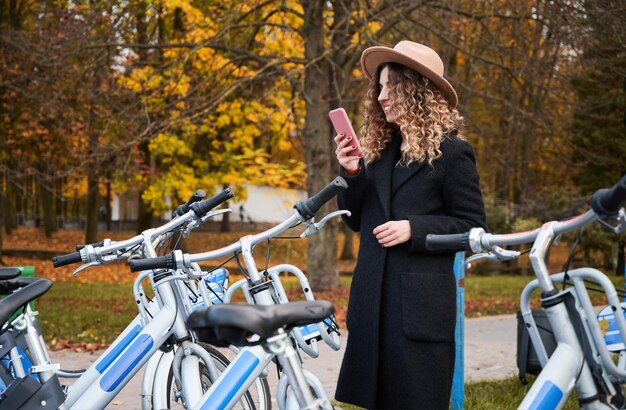 Frau wird fahrrad per qr-code mieten