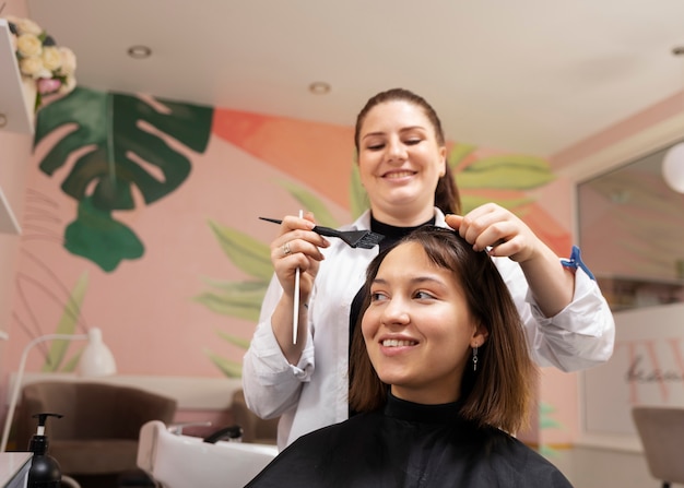 Frau wird im Friseursalon behandelt