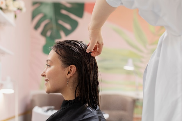 Kostenloses Foto frau wird im friseursalon behandelt