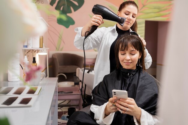 Frau wird im Friseursalon behandelt