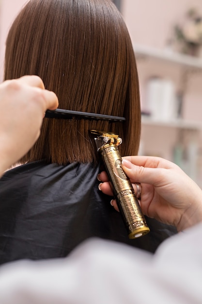 Kostenloses Foto frau wird im friseursalon behandelt