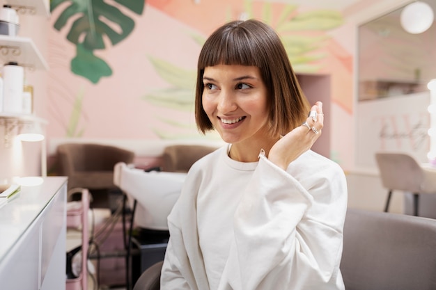 Frau wird im Friseursalon behandelt