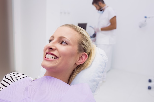 Frau zeigt ihre Zähne in der Klinik
