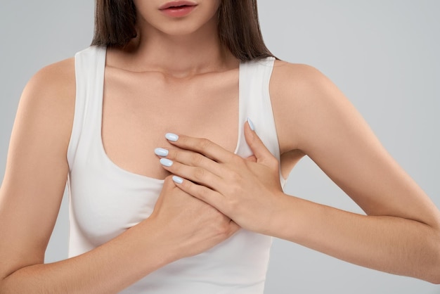 Frau zeigt Schmerzen in der Brust