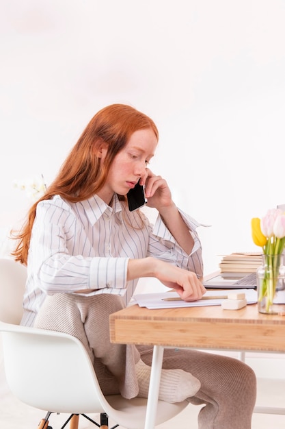 Frau zu Hause, die am Laptop arbeitet