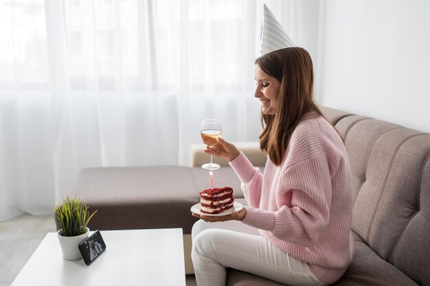 Frau zu Hause in Quarantäne feiert Geburtstag