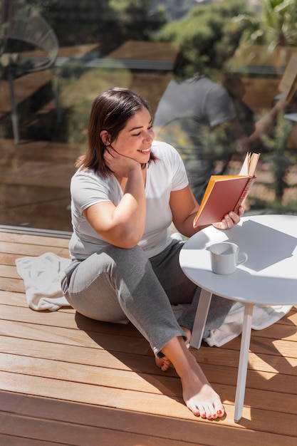 Frau zu Hause lesen