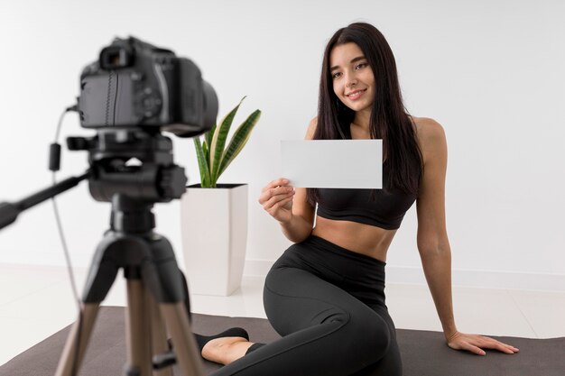 Frau zu Hause vlogging während des Trainings