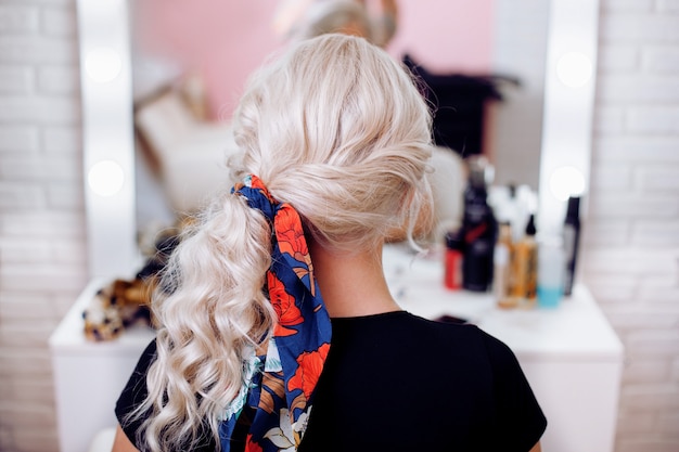 Friseur Macht Eine Elegante Frisur Die Braut Mit Weissen Blumen In Ihrem Haar Anredet Premium Foto