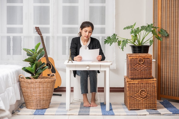 Frauen arbeiten am Tisch und analysieren Dokumente.