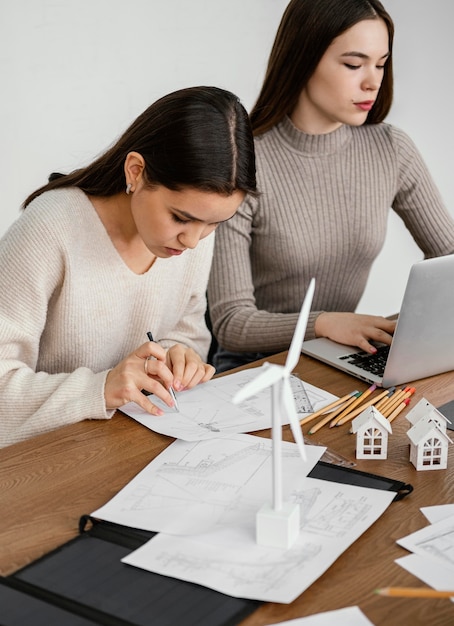 Frauen arbeiten an einem Projekt für erneuerbare Energien