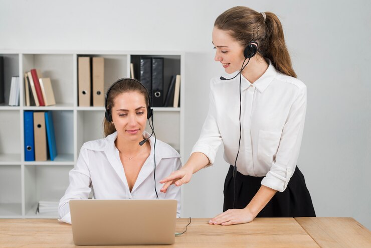 Kostenlose Foto frauen arbeiten im callcenter