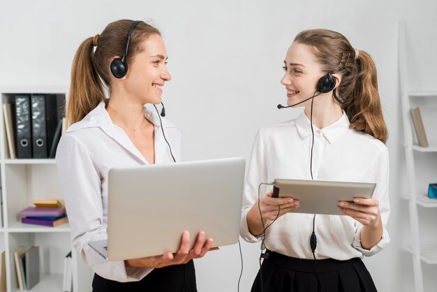 Frauen arbeiten im Callcenter