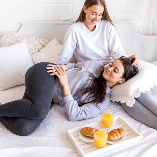 Kostenloses Foto frauen auf dem bett frühstücken