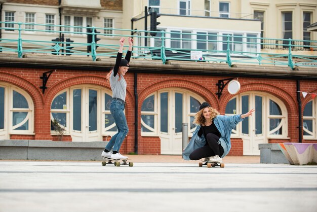 Frauen auf Skateboards in der Stadt voller Schuss