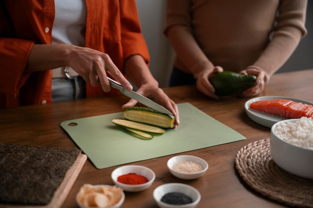 Kostenloses Foto frauen aus der vogelperspektive lernen, sushi zuzubereiten