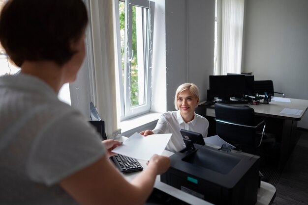 Frauen bei der Arbeit im Büro mit Drucker