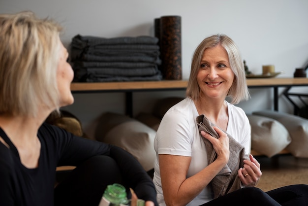 Kostenloses Foto frauen bei ihrer yogastunde