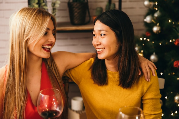 Kostenloses Foto frauen beim weihnachtsessen