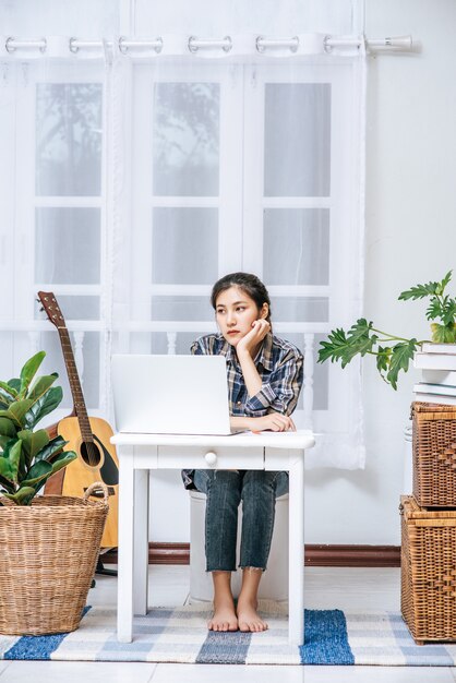 Frauen benutzen einen Laptop an ihren Schreibtischen und sind gestresst.