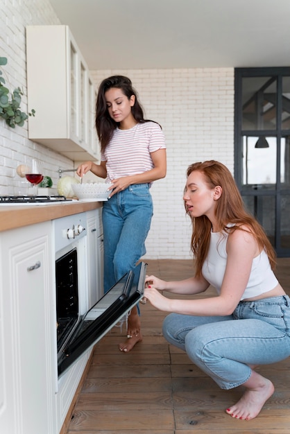 Frauen bereiten gemeinsam ein romantisches Abendessen zu