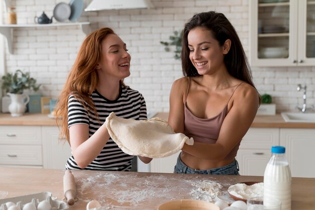 Frauen bereiten gemeinsam ein romantisches Abendessen zu