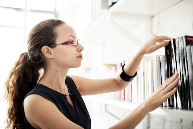 Frauen-Buch-Kategorie-Wissens-Klugheits-Konzept