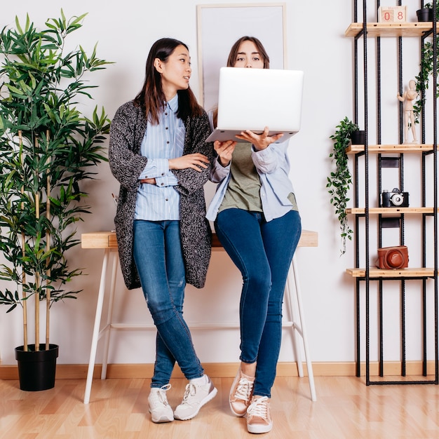 Frauen Coworking am Laptop