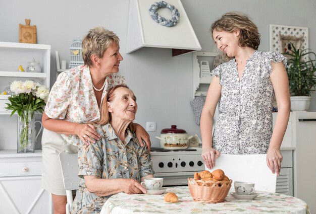 Frauen der multi Generation, die miteinander während des Frühstücks sprechen