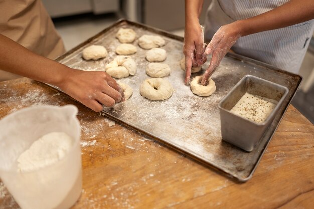 Frauen des hohen Winkels, die in der Küche backen