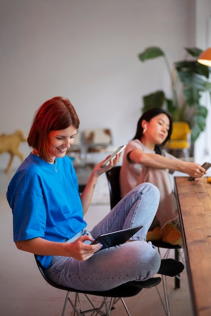 Frauen des hohen Winkels, die zusammen sitzen