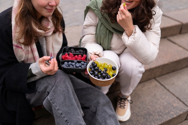 Kostenloses Foto frauen des hohen winkels mit beeren