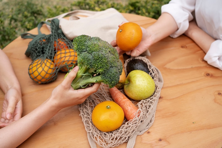 Kostenlose Foto frauen des hohen winkels mit obst und gemüse