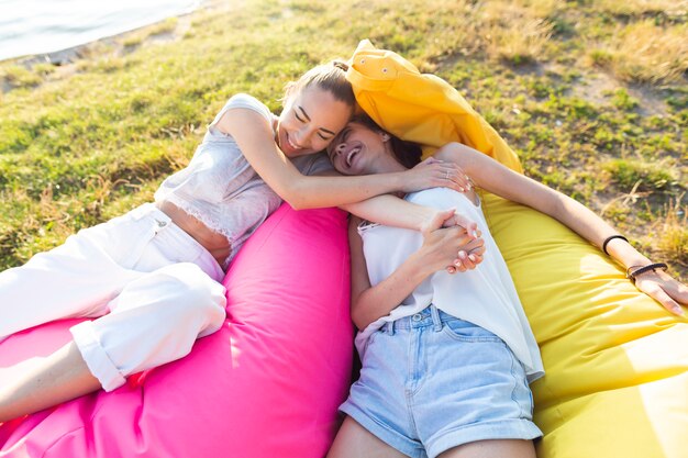 Frauen, die auf bunten Sitzsäcken sich entspannen