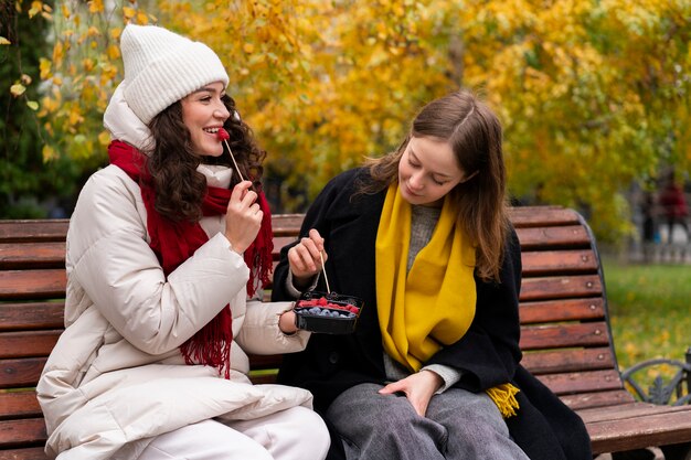 Frauen, die auf Vorderansicht der Bank sitzen