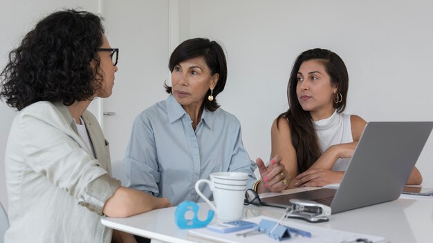 Frauen, die bei der Arbeit nach Lösungen suchen