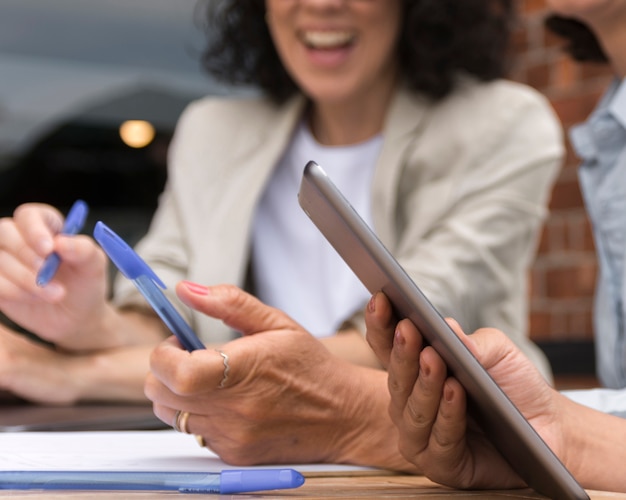 Frauen, die draußen Nahaufnahme arbeiten