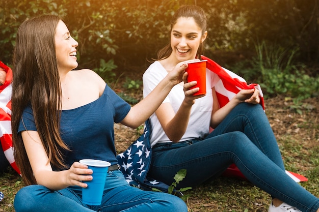 Kostenloses Foto frauen, die draußen partei haben