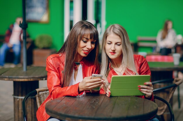 Frauen, die ein Telefon beobachten