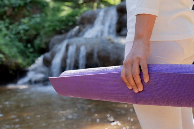 Frauen, die ein weißes Yogakleid tragen