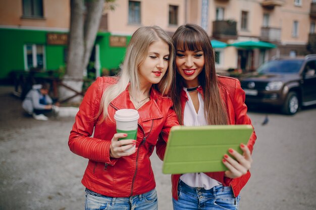 Frauen, die eine Tablette beobachten