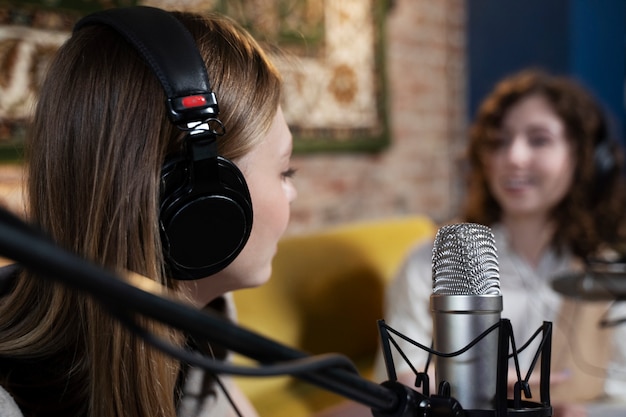 Frauen, die einen Podcast laufen lassen, während sie Kopfhörer tragen
