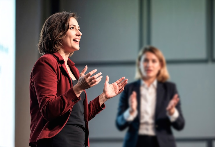 Kostenlose Foto frauen, die einen vortrag halten