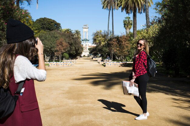 Frauen, die Fotos im Park machen