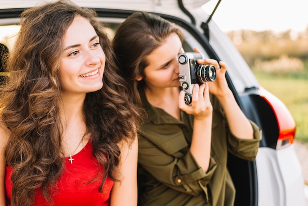 Kostenloses Foto frauen, die fotos nahe auto machen