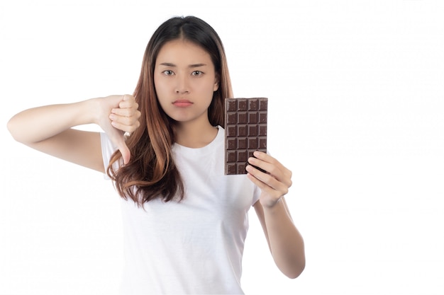 Frauen, die gegen die Schokolade sind, getrennt auf einem weißen Hintergrund.