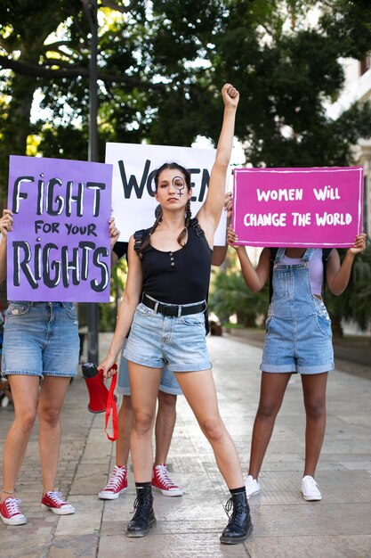 Frauen, die gemeinsam für ihre Rechte protestieren