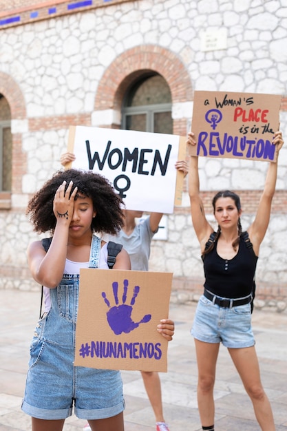 Frauen, die gemeinsam für ihre Rechte protestieren